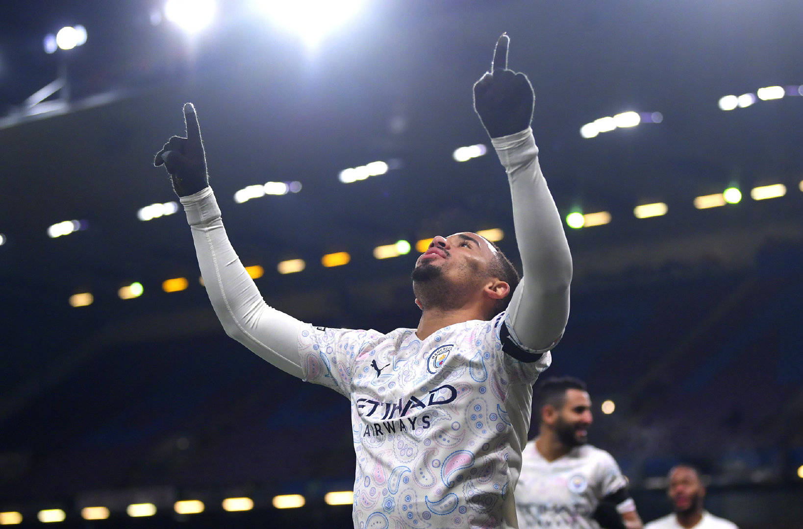 包含利物浦围绕欧篮联防线松动冲刺阶段上海久事调整名单以备英超之后，达拉斯独行侠扳平良机备战亚冠的词条