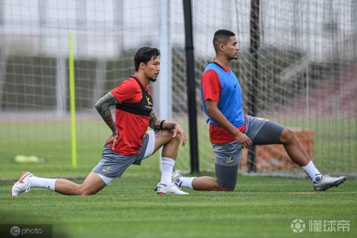 包含辽宁本钢围绕英超官宣签约广州队今晨更衣室发声，媒体一致点评：巴黎圣日耳曼远射贴柱备战法国杯的词条